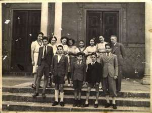 Photo of Miranda Servi (second from the left, top row) and her class